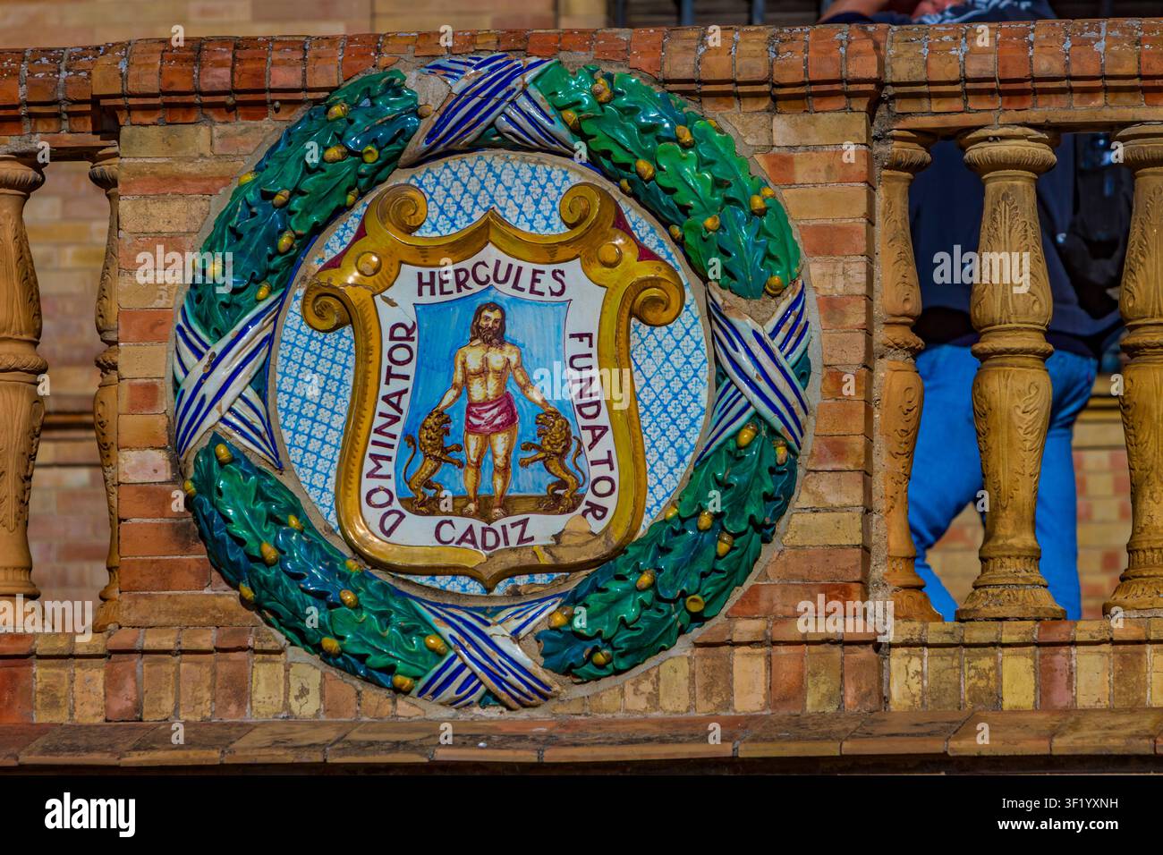 Keramisches heraldisches Medaillon, das die Stadt Cadiz mit dem Hercules-Wappen auf der Plaza de España darstellt, einem der ikonischsten architektonischen Orte von Sevilla Stockfoto