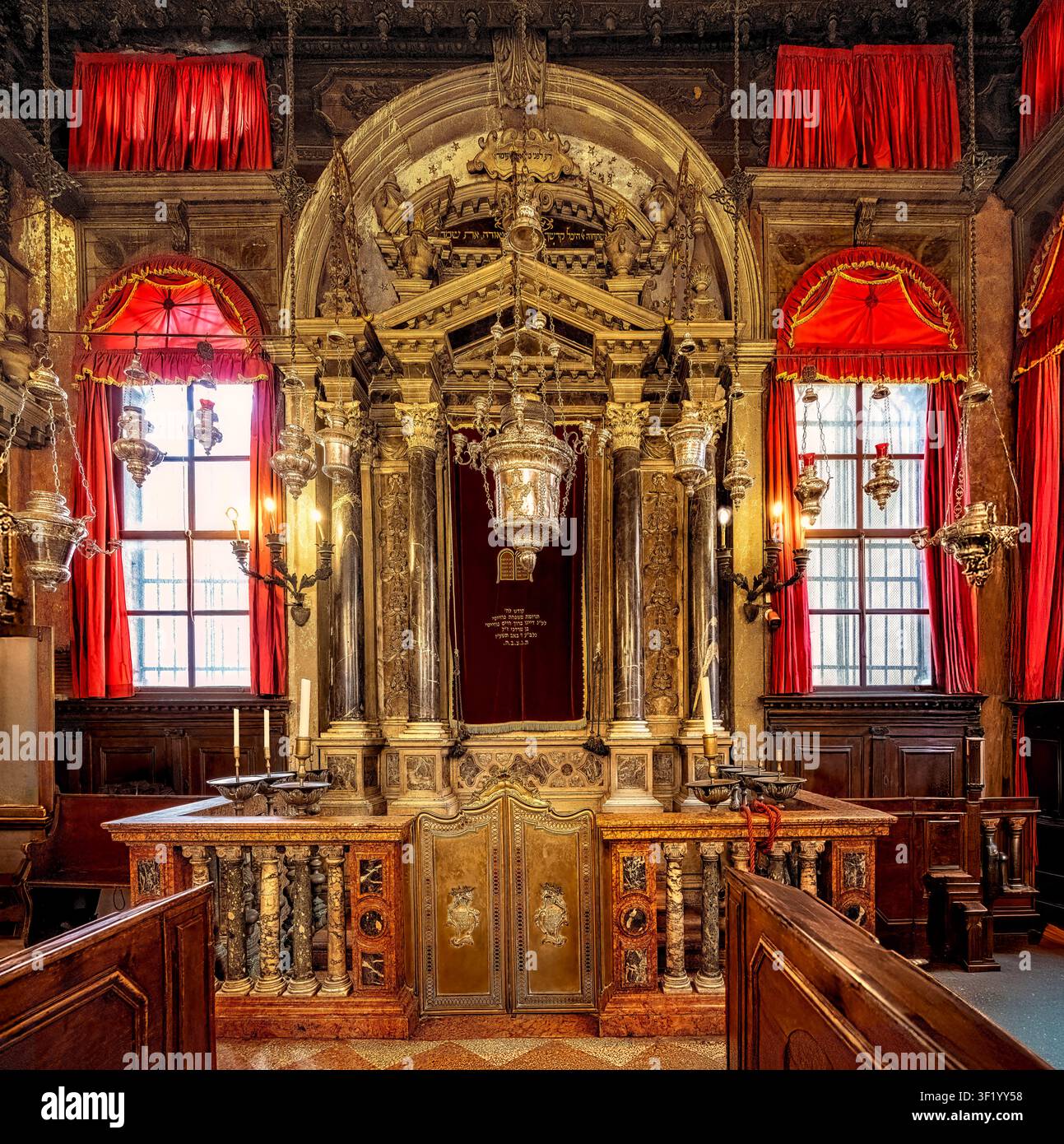 Venedig, Italien - 14. April 2026: Das kunstvolle Innere der Kantons-Synagoge (Scola Canton) im historischen jüdischen Ghetto von Venedig, Italien, r Stockfoto