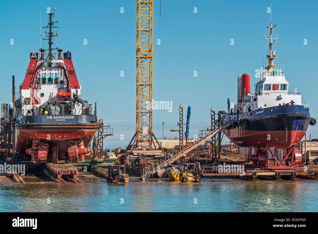 Schlepper VB Matador und VB Sirios auf einer Slipanlage für Wartung im Hafen von Burriana, Castellon (Castello) Valencianische Gemeinschaft, Spanien, Europa. Stockfoto