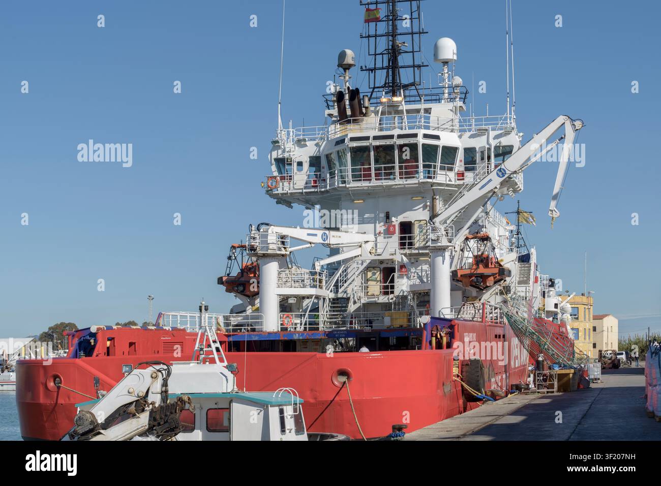 Das Rettungsschiff Open Arms Uno liegt im Hafen von Burriana, Castellon, Castello, Costa del Azahar, Valencianische Gemeinschaft, Spanien, unter einem klaren Himmel. Stockfoto