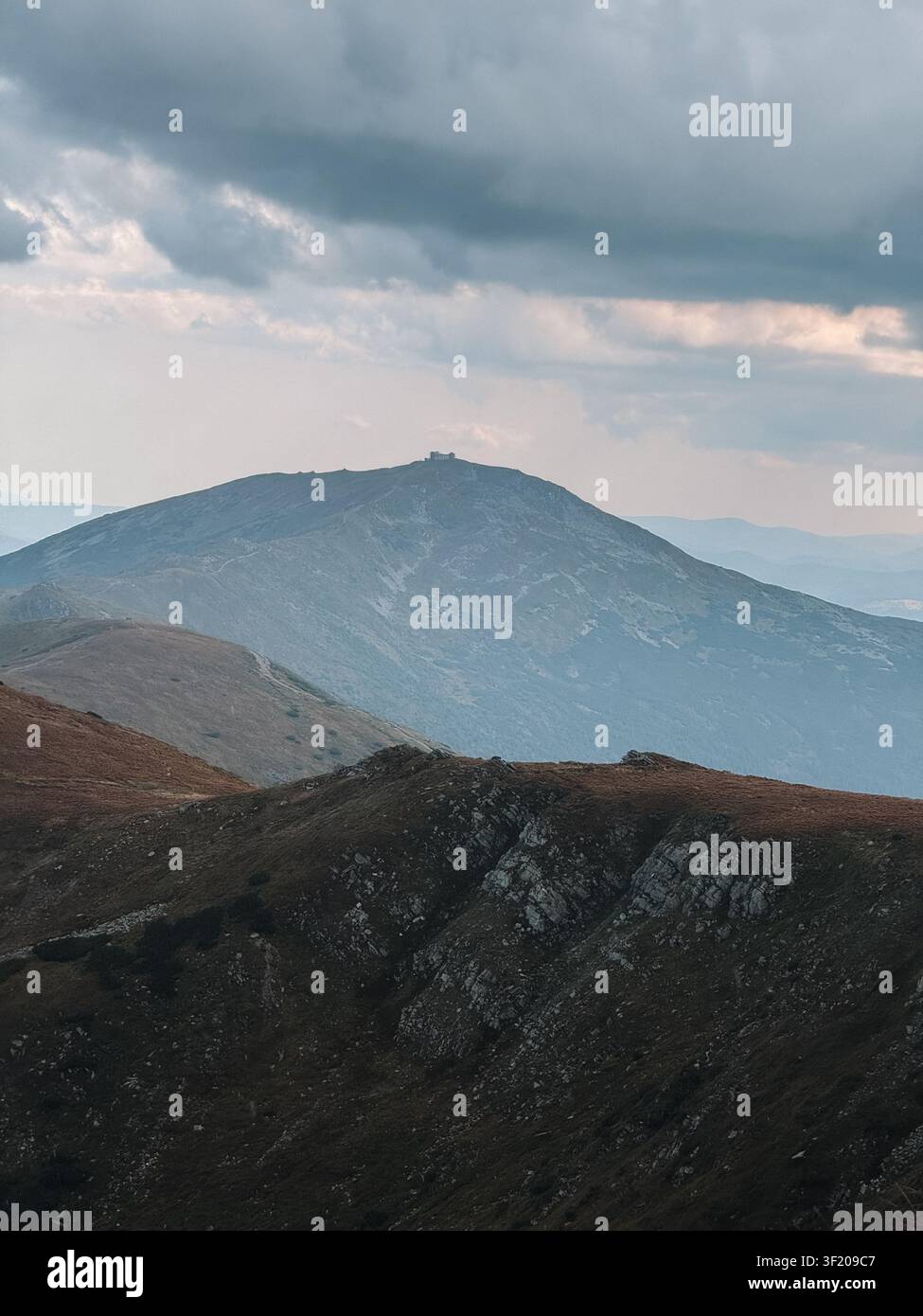 Blick auf den Berg Pip Iwan in den Karpaten, Ukraine, unter dramatischen Gewitterwolken - Smartphone-aufgenommenes Stockfoto