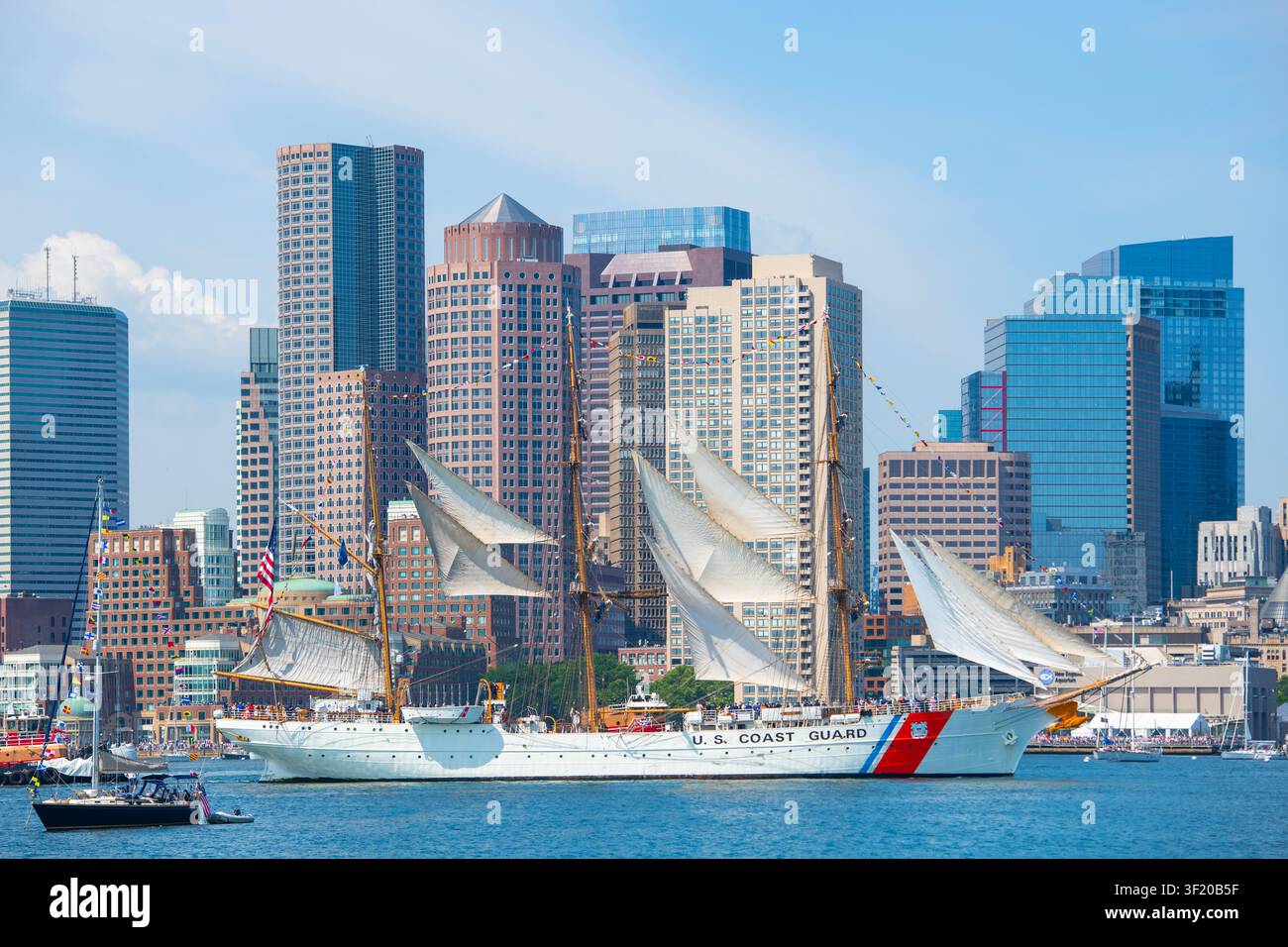 Die US Coast Guard USCGC Eagle, ein Barkenschiff, segelte während Sail Boston 2026 im Boston Harbor, Boston, Massachusetts, MA, USA. Stockfoto