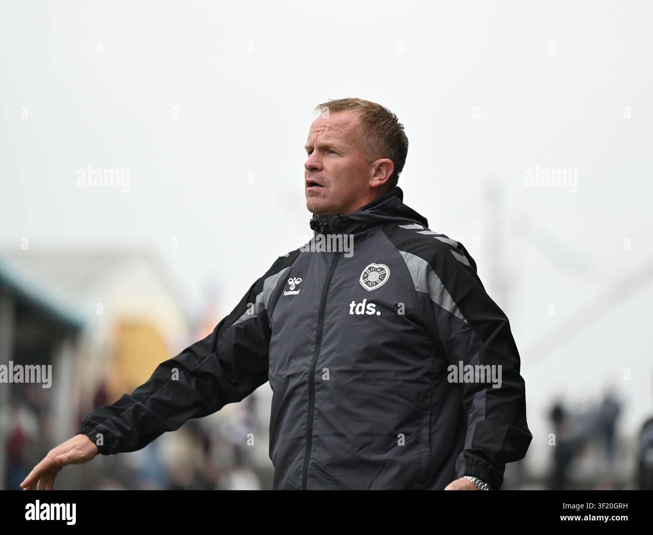 Hearts Head Coach Wouter Vrancken leitet sein Team, während Heart of Midlothian im Juli 2026 ein Vorsaison-Freundschaftsspiel in Arbroath bestreitet. Stockfoto