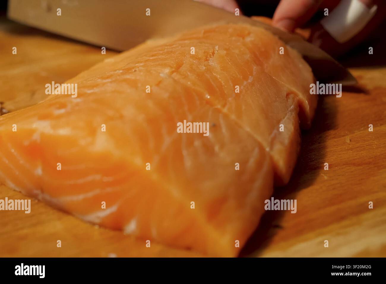 Rotes Fisch auf dem Brett schneiden. Stücke von rotem Fisch Stockfoto