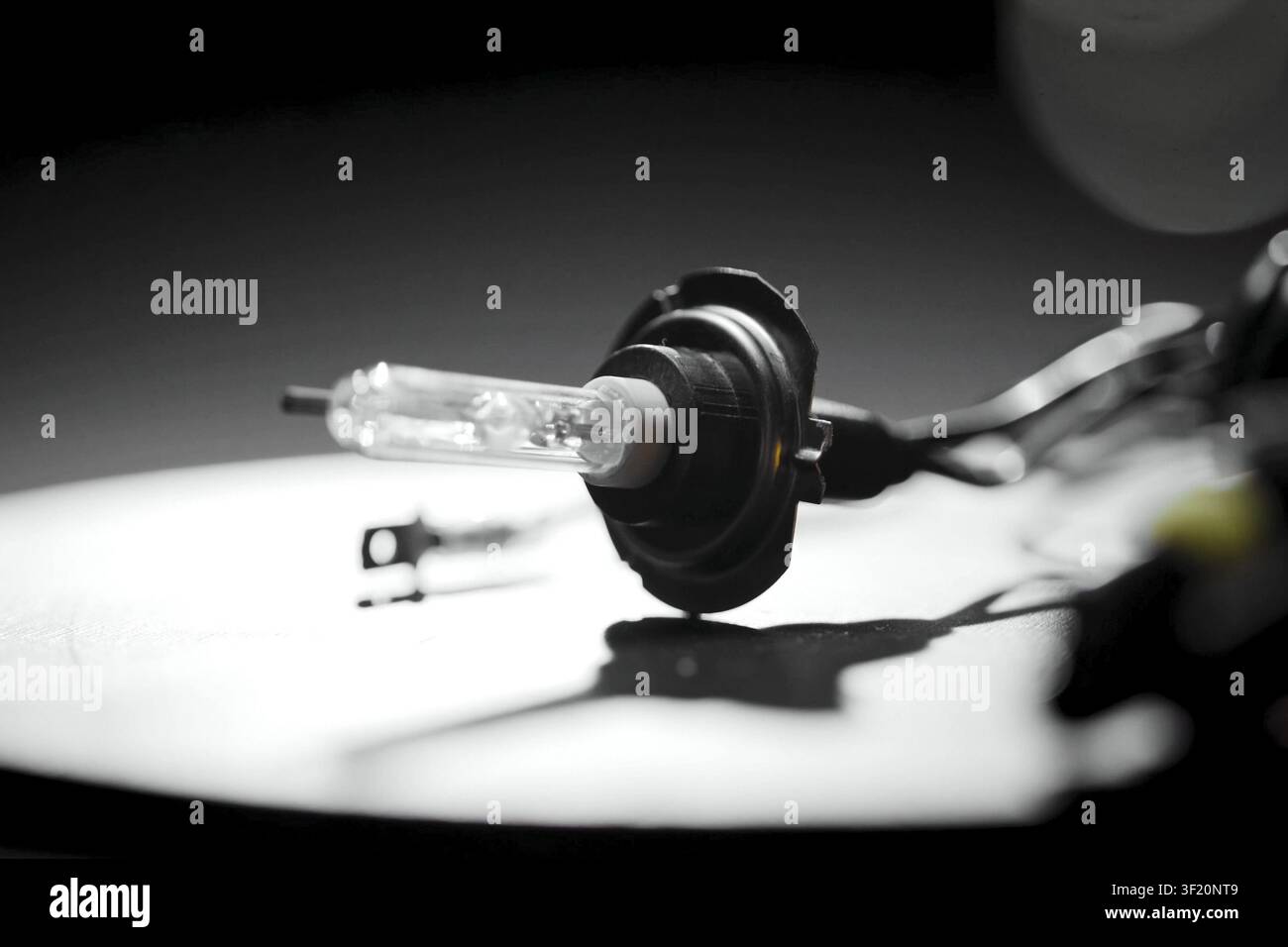 Xenonlampe auf dem Tisch. Das Aussehen einer Xenonlampe Stockfoto
