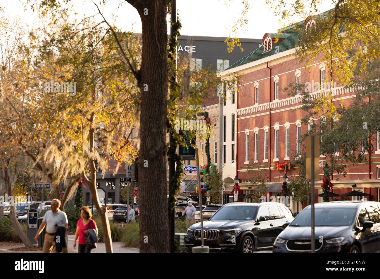 Gainesville, Florida, USA - 27. Dezember 2025: Fußgänger schlendern durch das Herz der historischen Innenstadt. Stockfoto