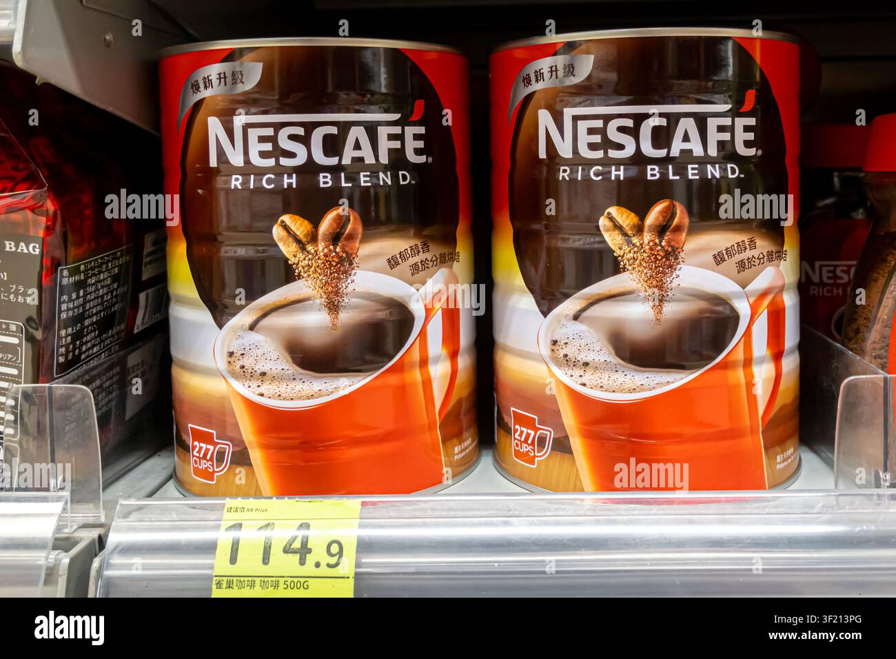 Nescafe Rich Blend Instantkaffee in großen Dosen in einem Supermarktregal in Hongkong Stockfoto