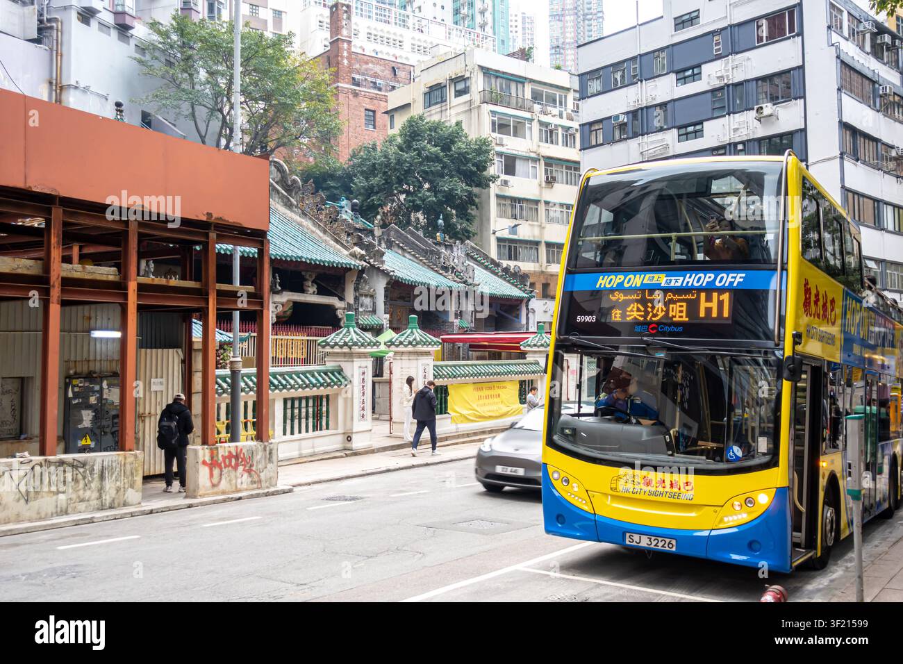 Citybus Doppeldecker-Bus mit offenem Dach, der auf der H1 Heritage Route in Hongkong verkehrt und an lokalen Sehenswürdigkeiten wie dem Man Mo Tempel hält Stockfoto