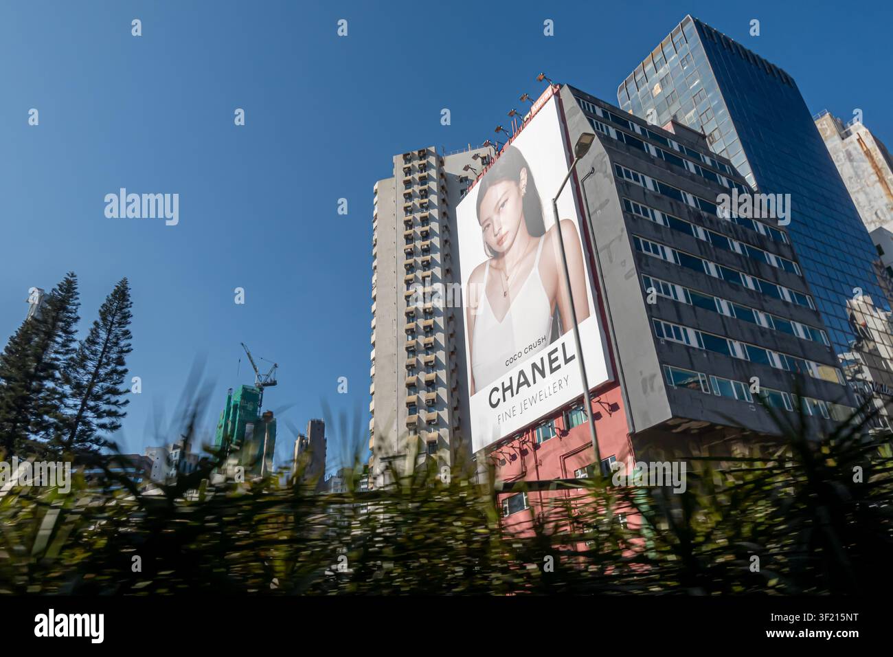 Chanel-Billboard in Hongkong mit der Sängerin Jennie Kim von Blackpink, die Werbung ist für die Coco Crush-Feinschmuckkollektion Stockfoto