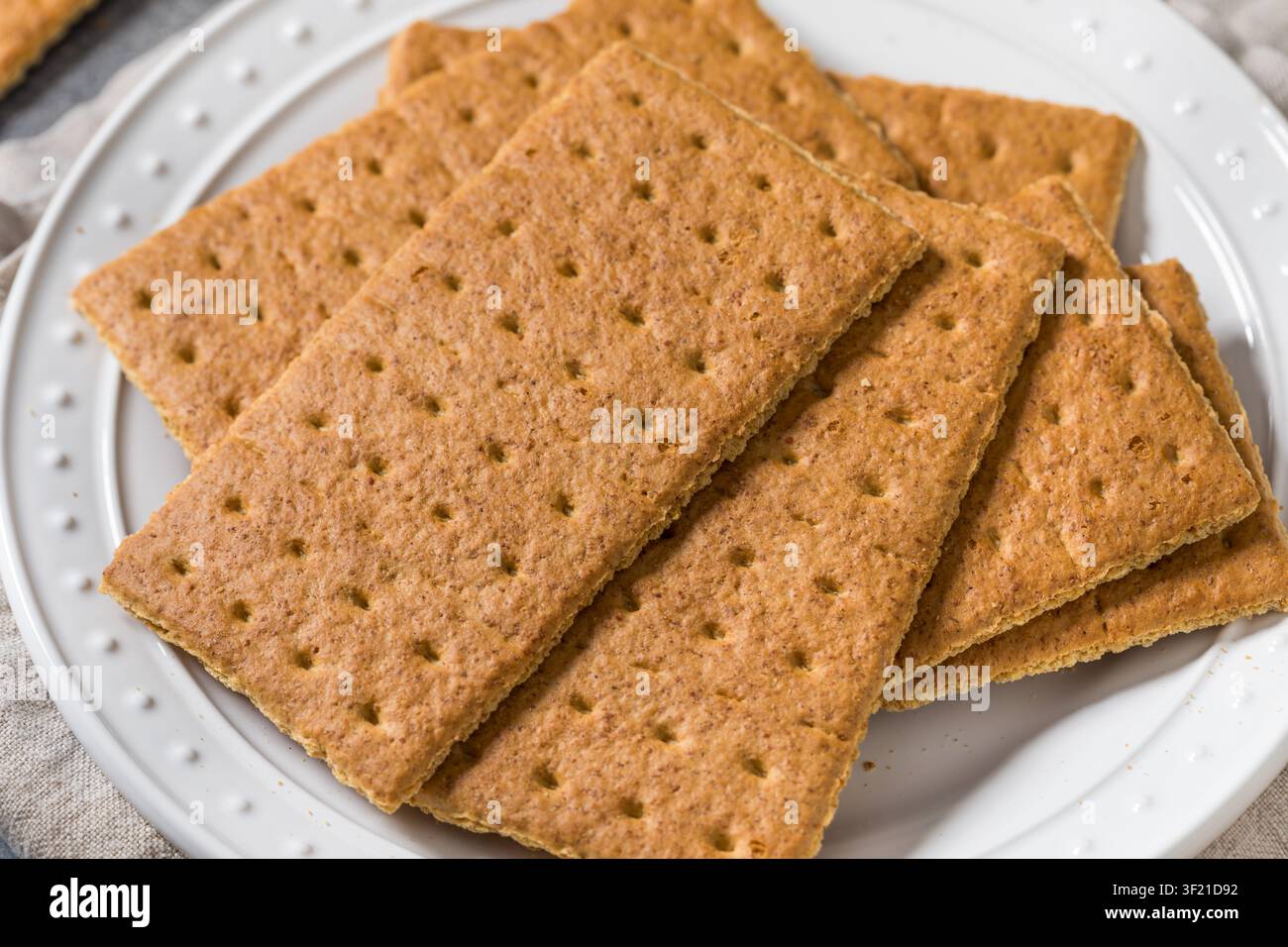 Süße knusprige Graham-Cracker auf einem Teller zum Dessert Stockfoto