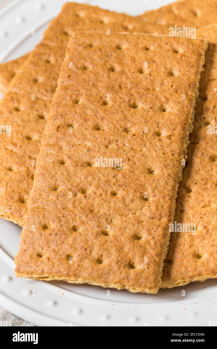 Süße knusprige Graham-Cracker auf einem Teller zum Dessert Stockfoto