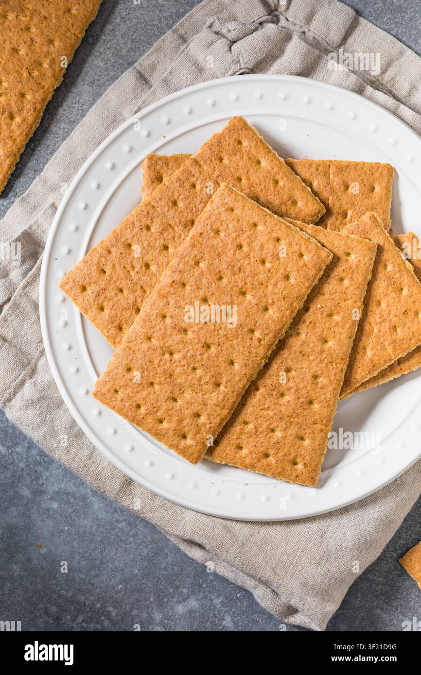 Süße knusprige Graham-Cracker auf einem Teller zum Dessert Stockfoto