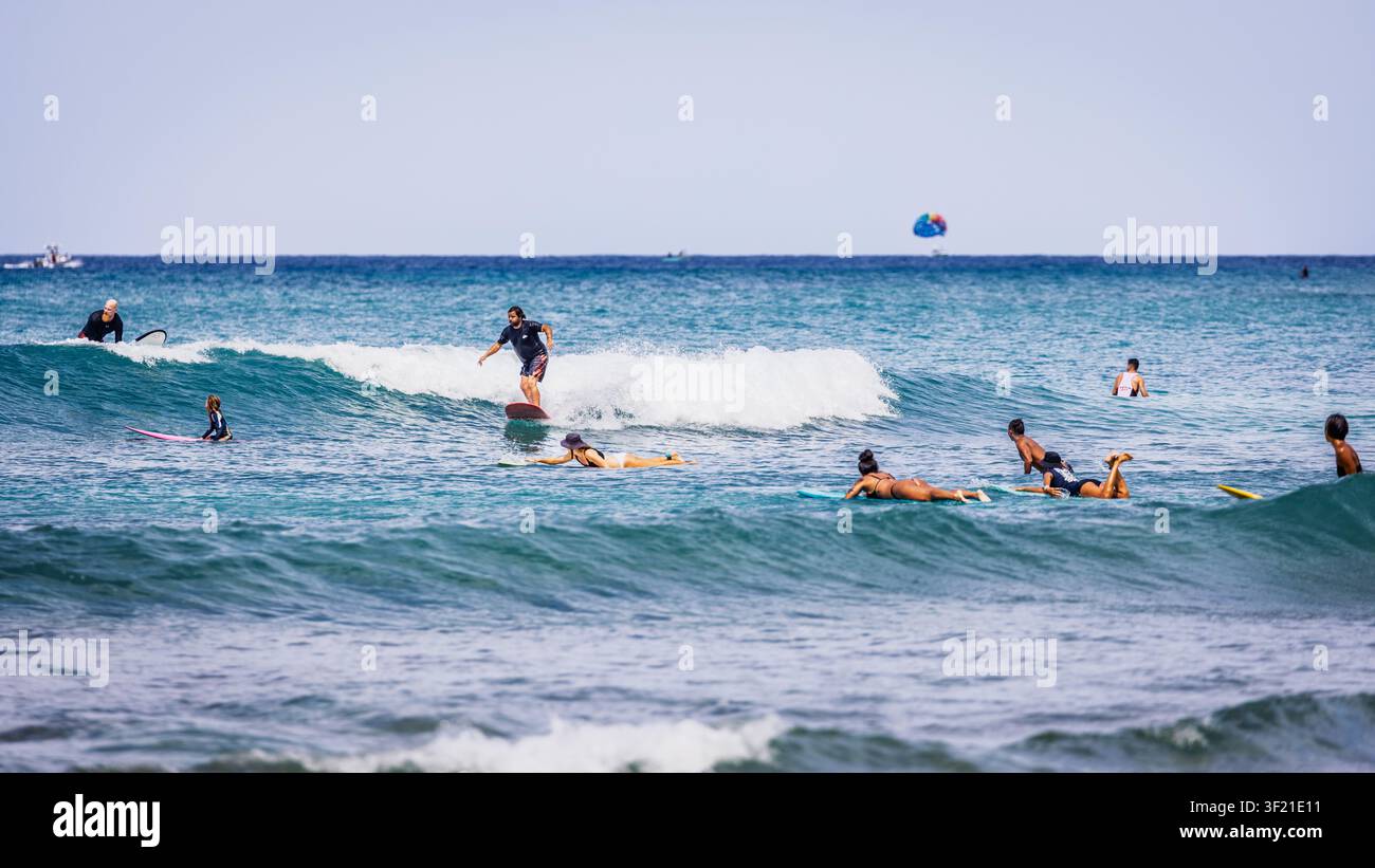 5. Mai 2025, Honolulu, Hawaii: Menschen mit unterschiedlichen Fähigkeiten surfen am Waikiki Beach in Honolulu, Hawaii Stockfoto
