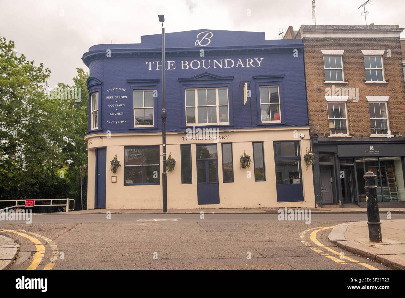 LONDON - 19. MAI 2026: The Boundary Pub – Blaues Gastro-Pub mit Biergarten und Live-Musik an der Ecke in Fulham. Stockfoto