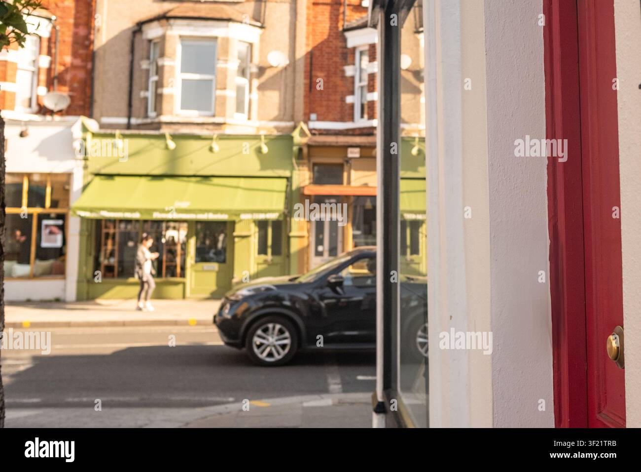LONDON - 27. MAI 2026: Neue Kings Road-Läden – Atmosphärischer Blick durch den Eingang der Fulham-Hauptstraße im Abendlicht. Stockfoto