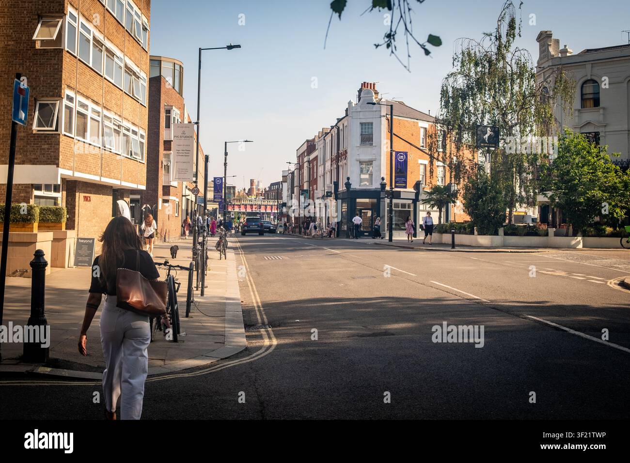 LONDON – 27. MAI 2026: Parsons Green High Street – Sonnige Straßenszene mit Fußgängern in der Nähe der District-Line-Station, Fulham. Stockfoto
