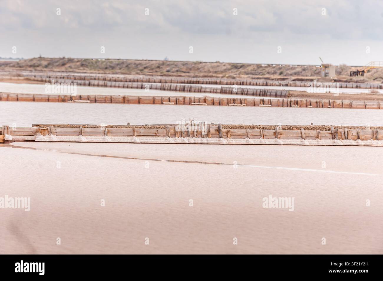 Reihen von Salzverdampferbecken in einer Saline, Sardinien, Italien Stockfoto