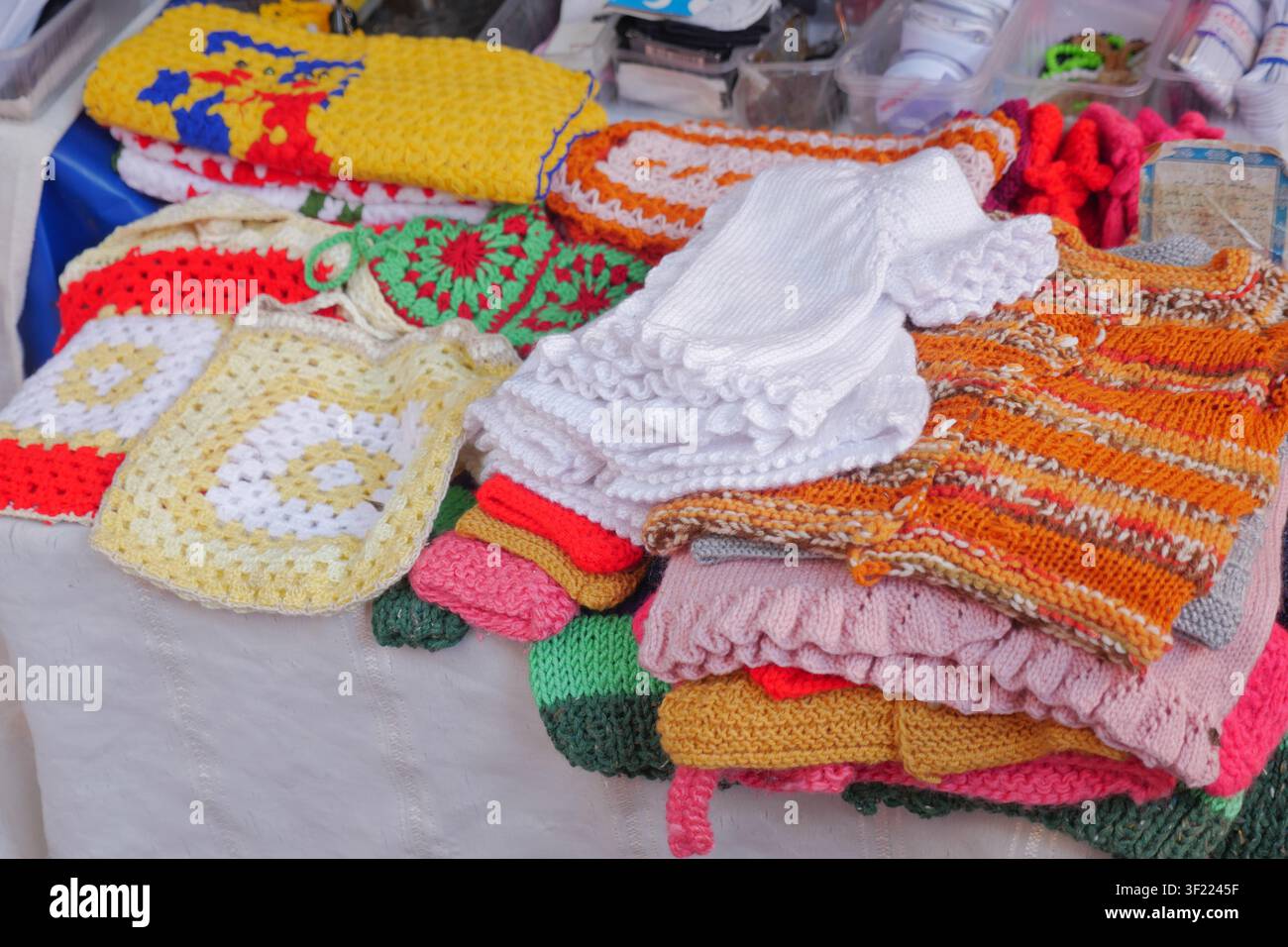 Gestrickte Artikel, die an einem Marktstand ausgestellt sind Stockfoto