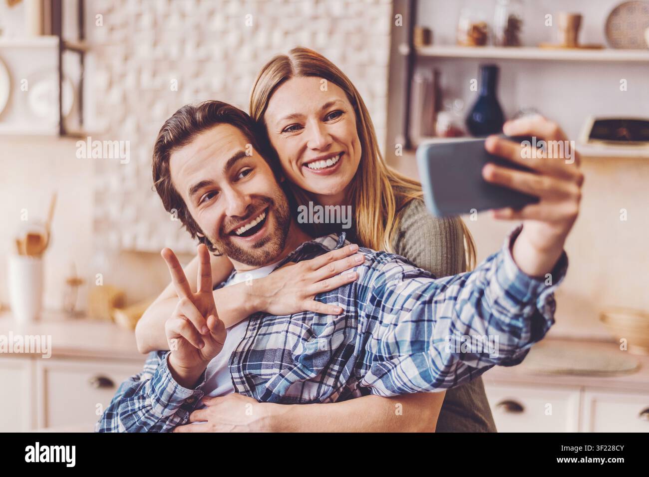 Macht ein Selfie in ihrer Küche, während sie einen lustigen Moment zusammen genießen Stockfoto