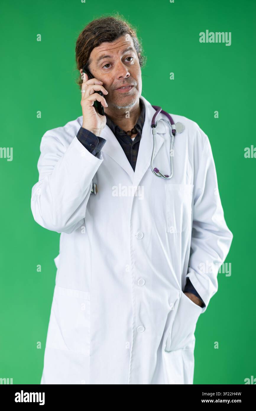 Mann in weißem medizinischem Overall telefoniert Stockfoto