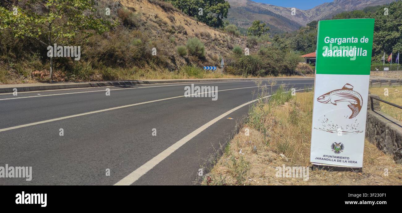 Jarandilla de la Vera, Spanien – 28. Aug. 2022: Schild, das den Standort des natürlichen Pools Garganta Jaranda in Jarandilla de la Vera, Caceres, Spanien anzeigt Stockfoto