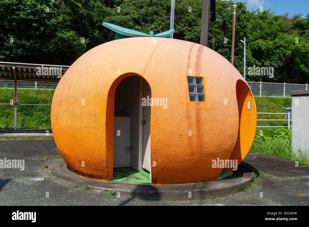 Orange geformte Toilettenanlage im Bahnhof Higashi-Tsuzuki im Bezirk Hamana, Hamamatsu, Shizuoka, Japan, am 16. Juli 2026. Stockfoto