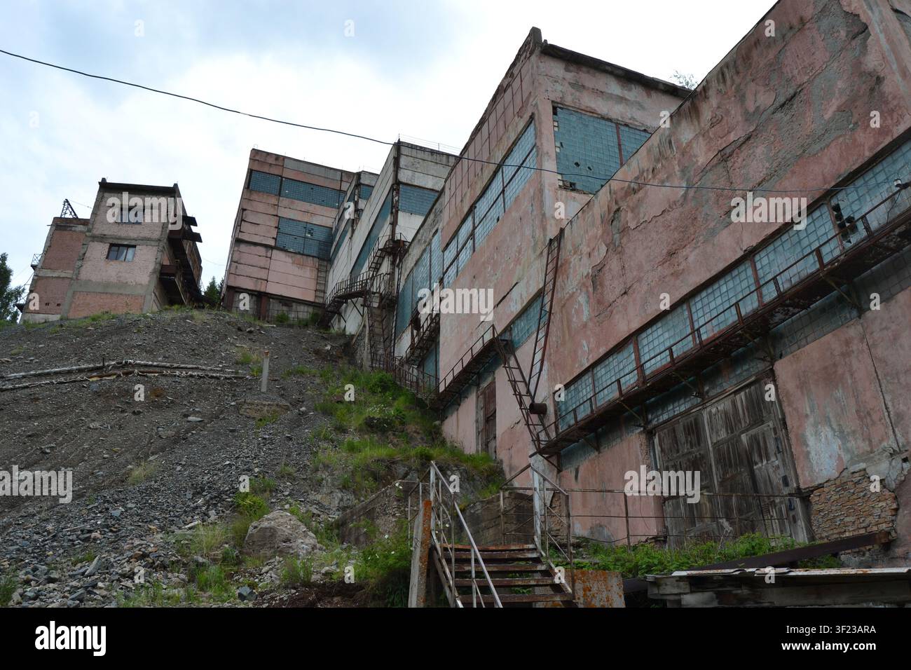 Ein verfallender Bergbaukomplex aus der Sowjetzeit in der ehemaligen Bergbausiedlung Ak-Tuz, Kirgisistan Stockfoto