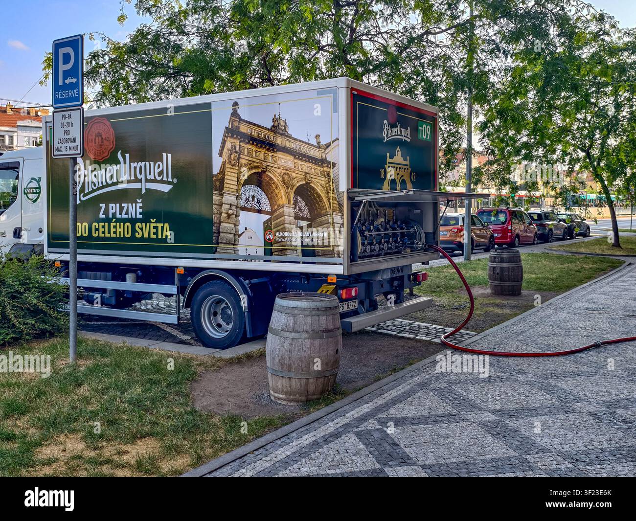 Prag, Tschechische Republik - 15. Juli 2026: Pilsner Urquell-Bierlieferwagen liefert frisches Bier an ein Restaurant in einer Prager Straße. Stockfoto