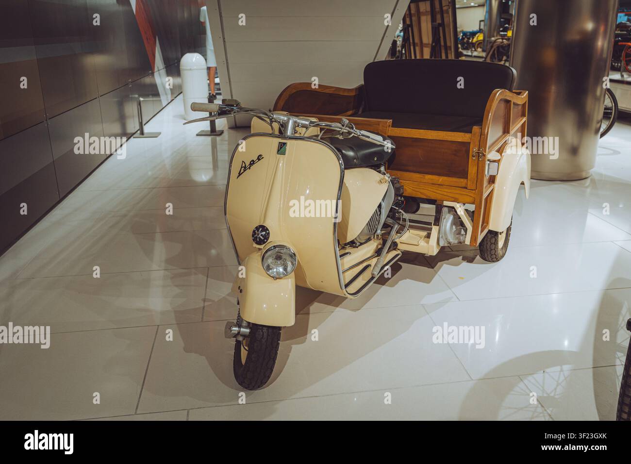 Monaco, Monaco, Monaco – 22. September 2025: Vintage Piaggio Ape Roller mit hölzerner Beifahrerkutsche im Automuseum Monaco ausgestellt. Stockfoto