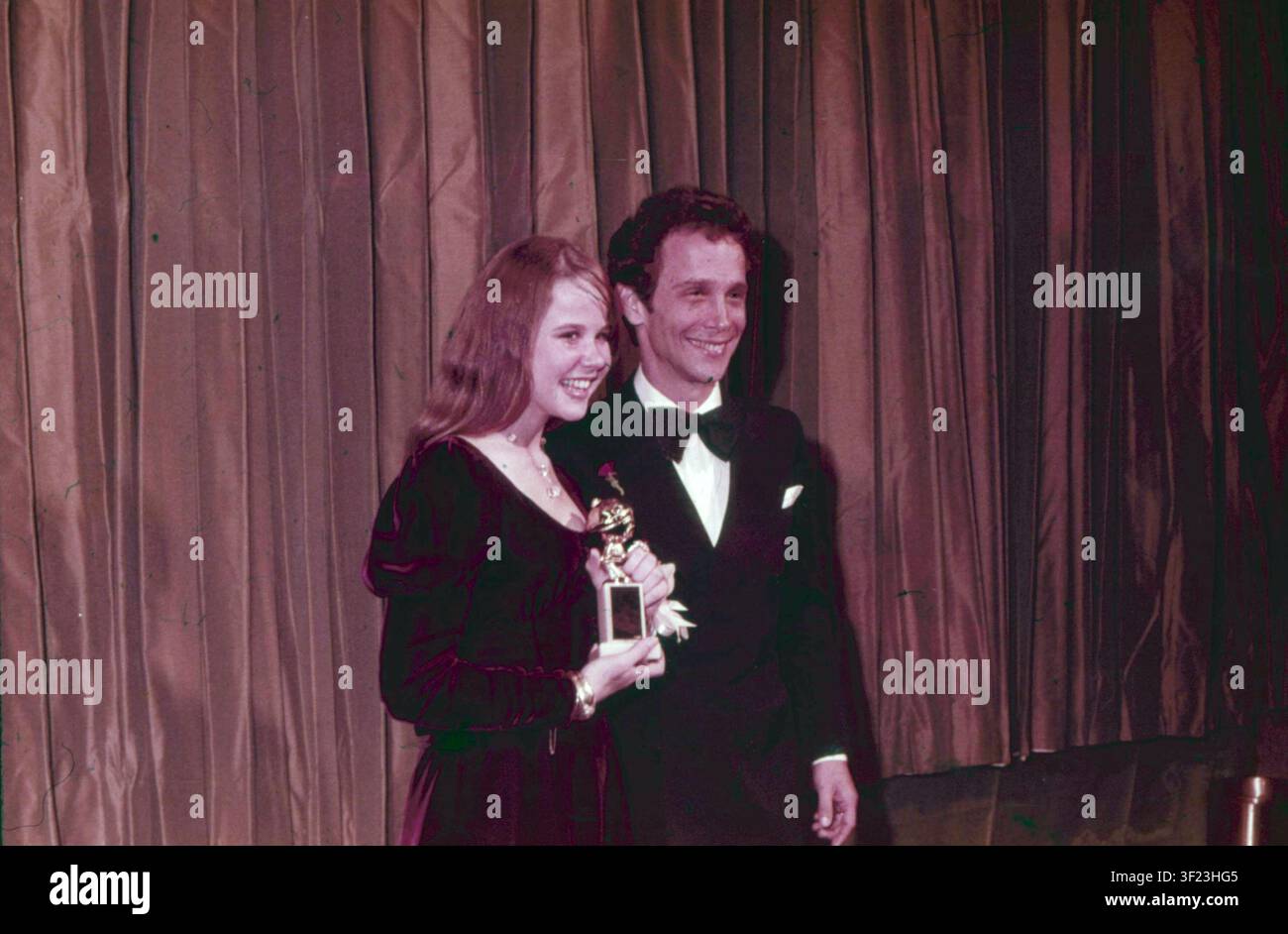 1974 Archivio Storico Publifoto/Olycom/LaPresse Joel Grey (Cleveland, 11. April 1932) ist ein US-amerikanischer Schauspieler, Sänger und Theaterregisseur. Er gewann 1973 den Oscar für den besten Nebendarsteller für seine Darstellung in Cabaret. Auf dem Foto: Der Schauspieler Joel Grey und Linda Blair überreichen die Golden Globes für den Film „Der Exorzist“. Credit: LaPresse/Alamy Live News Stockfoto