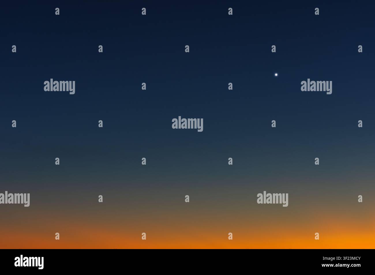 Helle Venus im westlichen Himmel in der Dämmerung sichtbar, fotografiert aus Kalifornien. Stockfoto