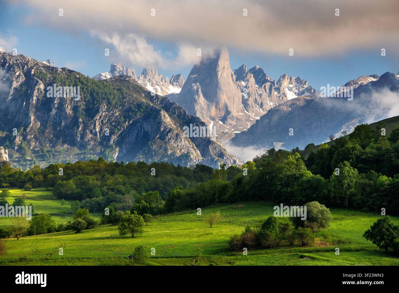 Der Naranjo de Bulnes (Picu Urriellu), ein legendärer Kalkstein-Gipfel, gesehen vom Aussichtspunkt Pozo de la Oración in Cabrales, Asturien, Spanien. Steigt dr Stockfoto