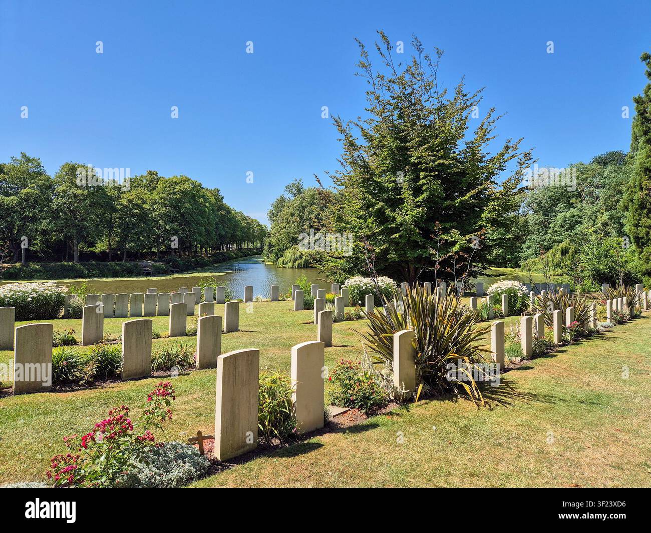Ansicht des Ramparts britischen Kriegsfriedhofs, Gedenkstätte des Ersten Weltkriegs in Ypern, Belgien Stockfoto