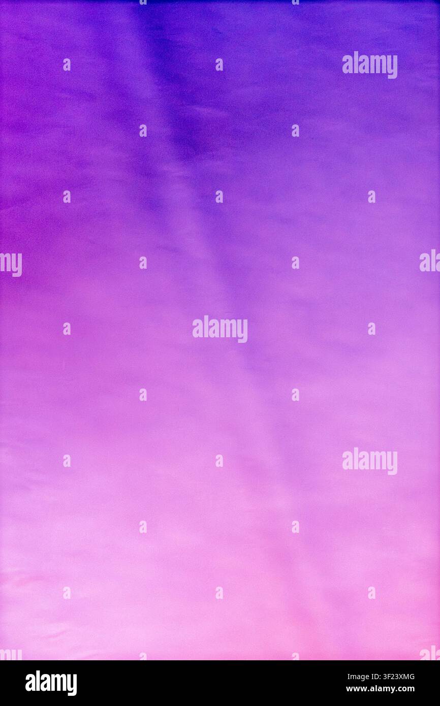 Abstrakter lila Farbverlaufshintergrund mit weicher leuchtender Textur und sanften Übergängen in Violett-, Magenta- und Lavendel-Tönen. Stockfoto