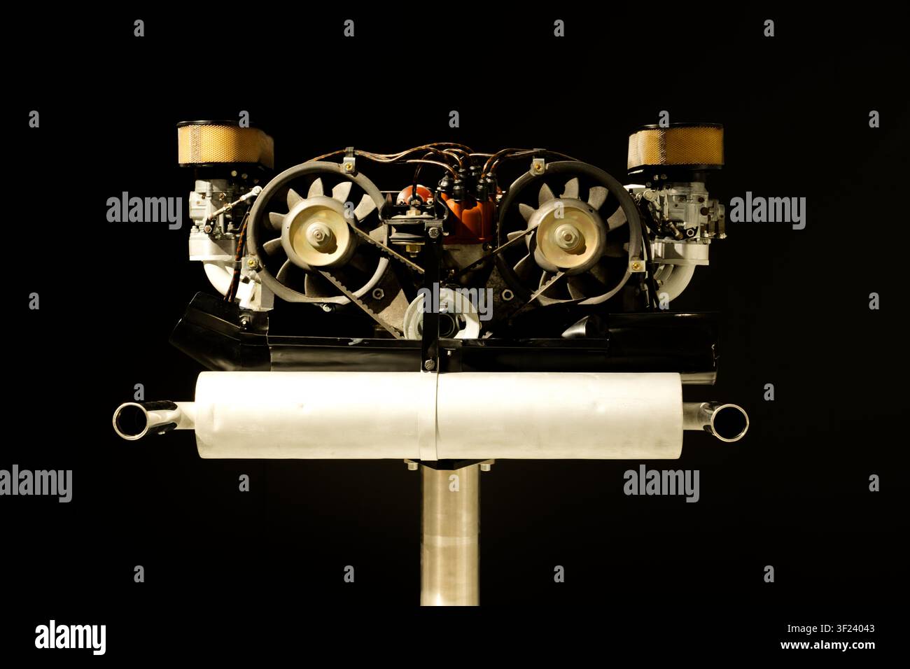 Ein klassischer luftgekühlter Flat-Four-Boxermotor mit Doppelvergasern, Kühlgebläsen und Auspuffschalldämpfersystem. Stockfoto