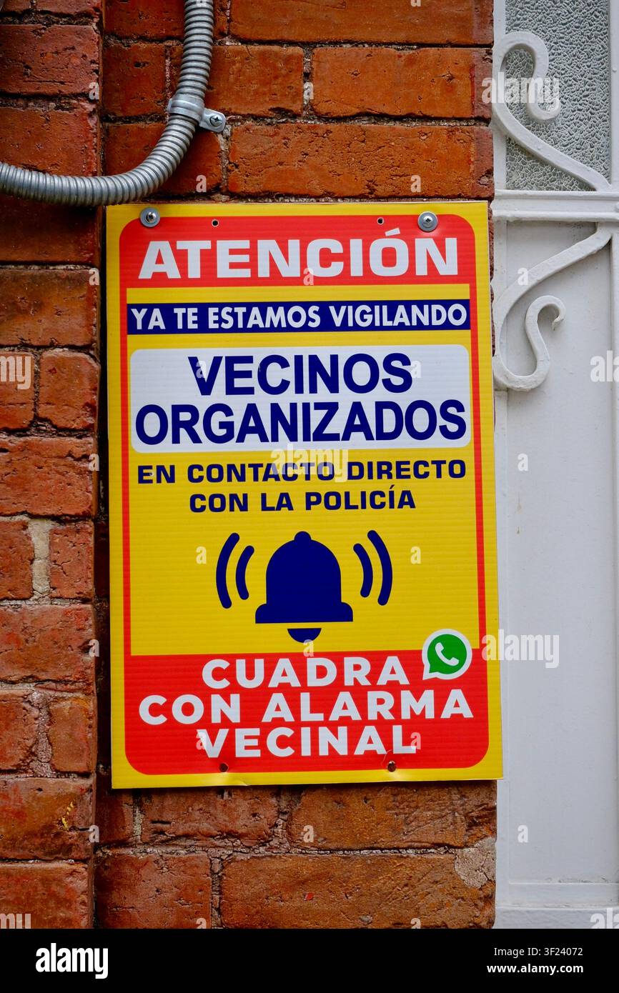 Mexico-Stadt, CDMX, Mexiko – 4. Oktober 2025: Nachbarschaftswach-Schild Stockfoto