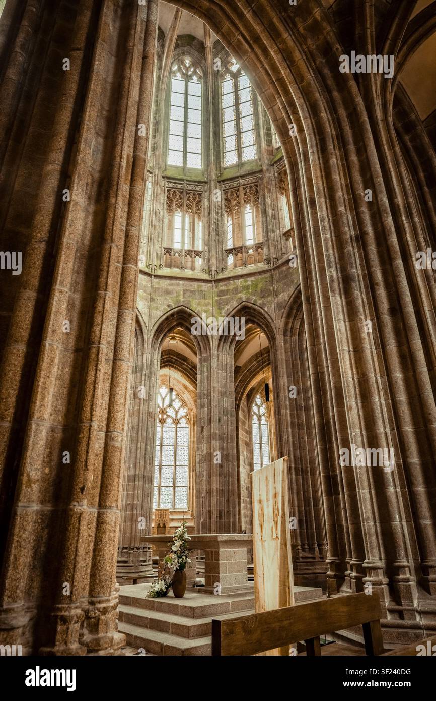 Prächtiges gotisches Interieur der Abteikirche Le Mont-Saint-Michel, Normandie, Frankreich Stockfoto