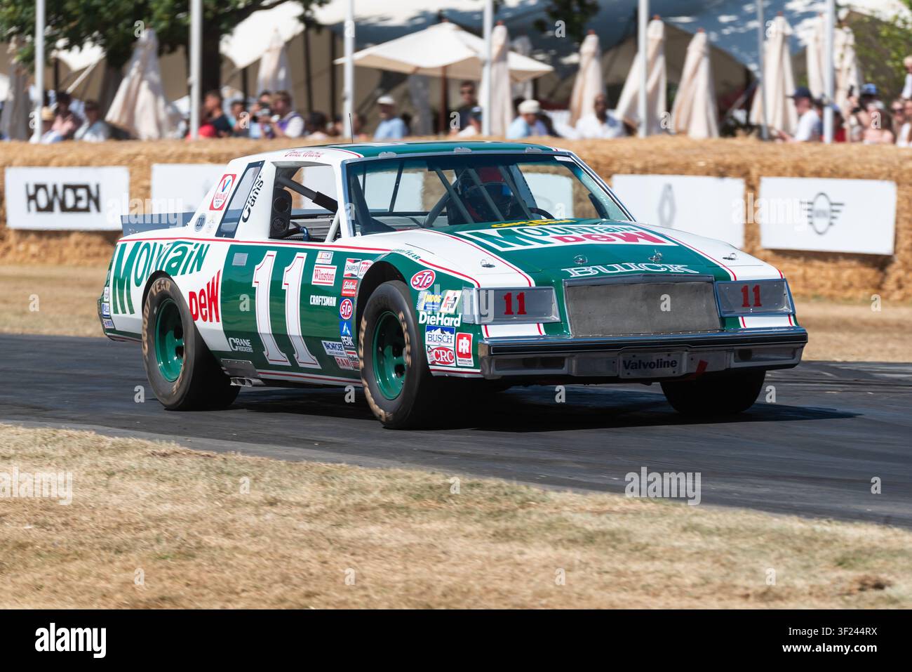 1981 Buick Regal NASCAR-Rennwagen auf der Bergbahnstrecke beim Goodwood Festival of Speed 2026. Darrell Waltrip Auto 11 Stockfoto