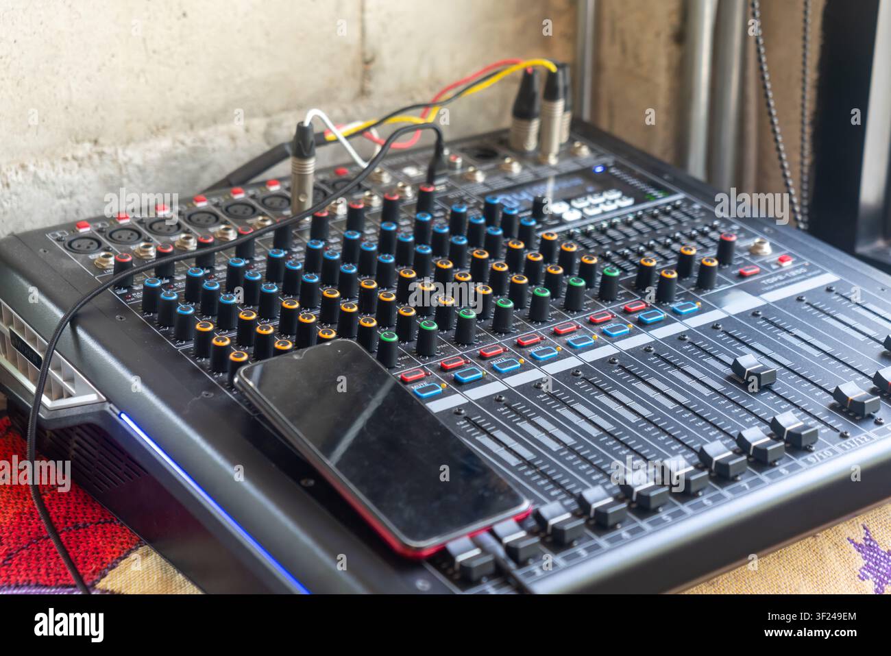 Dieser hochwertige Audiomixer verfügt über mehrere Kanäle und Bedienelemente, perfekt für Musikproduktion, Tontechnik, Live-Auftritte und Aufnahmen Stockfoto