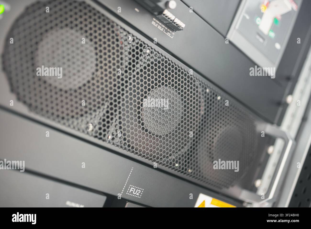 Dieses hochwertige Bild zeigt professionelle Audiolautsprecher mit einem Metallgitter, integriert in ein Soundsystem-Setup, das für Konzerte, Veranstaltungen geeignet ist Stockfoto
