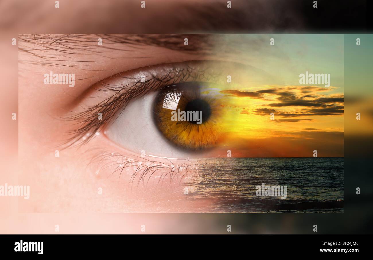 Menschliches Auge und Sonnenuntergangshimmel über dem Meer, Doppelbelichtung. Collage, die passende Farben zeigt Stockfoto