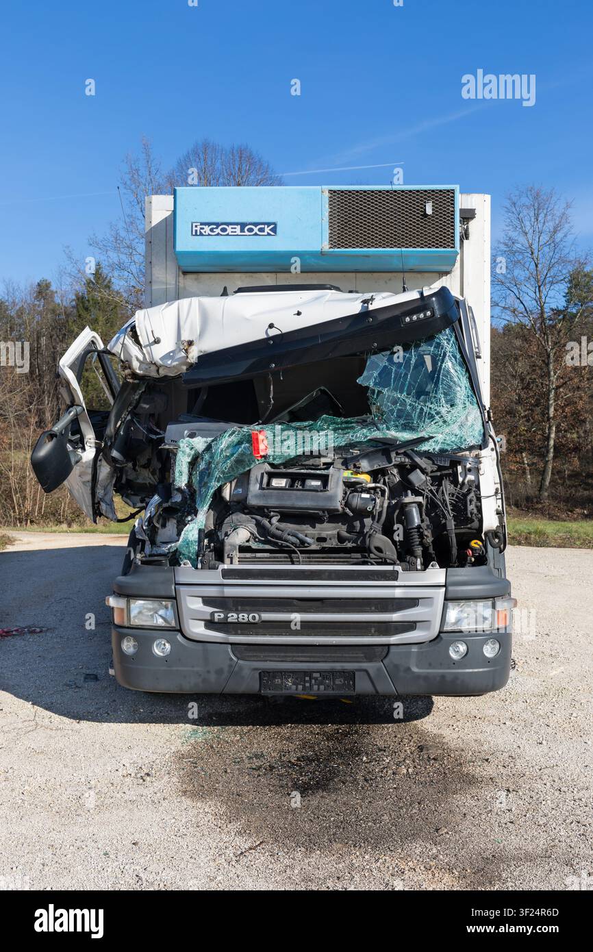 Die Front eines stark beschädigten Box-Trucks Stockfoto