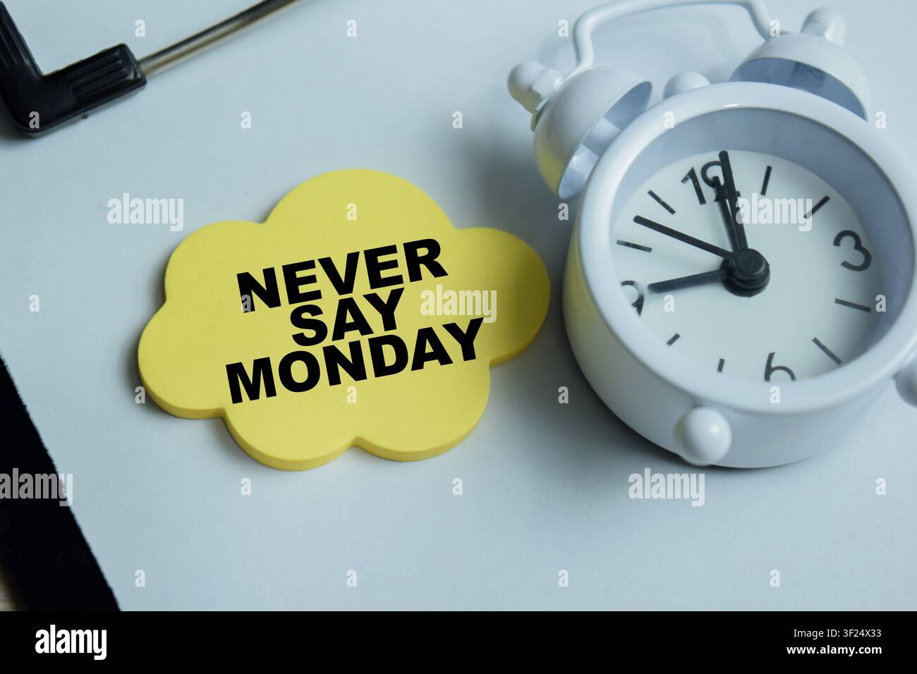 Konzept von Never Say Monday steht auf Klebezetteln isoliert auf Holztable. Stockfoto