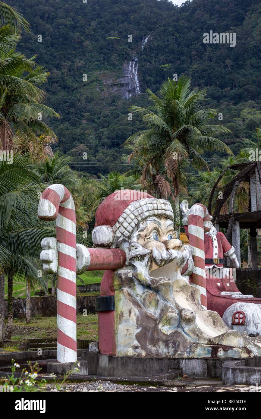 Park Albanoel verlassene Weihnachtsmann-Gesicht-Rutsche-Struktur mit Beton-Zuckerstangen in Itaguaí, Rio de Janeiro, Brasilien Stockfoto
