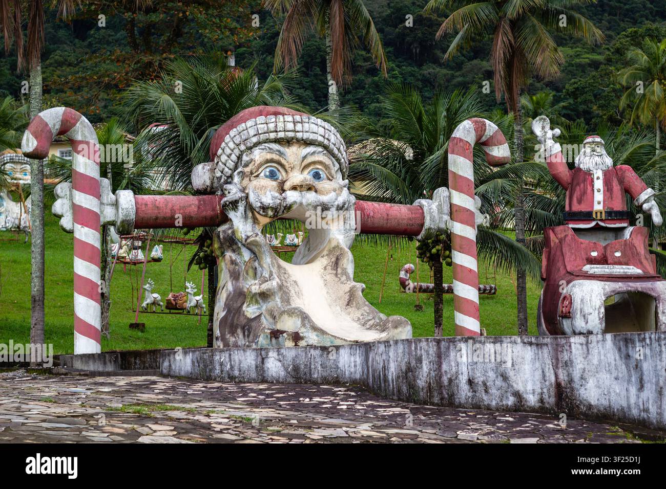Park Albanoel verlassene Weihnachtsmann-Gesicht-Rutsche-Struktur mit Beton-Zuckerstangen in Itaguaí, Rio de Janeiro, Brasilien Stockfoto
