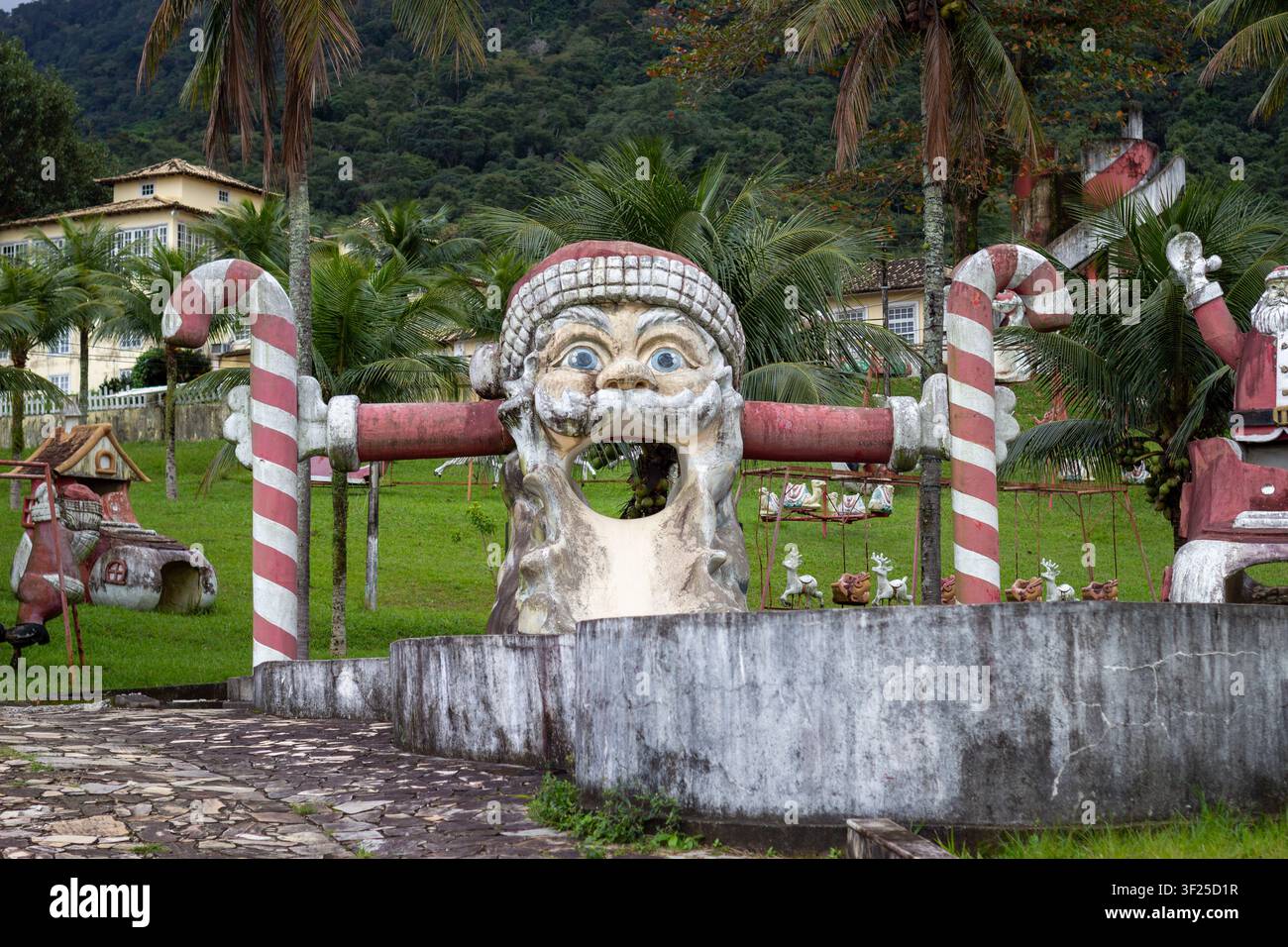 Park Albanoel verlassene Weihnachtsmann-Gesicht-Rutsche-Struktur mit Beton-Zuckerstangen in Itaguaí, Rio de Janeiro, Brasilien Stockfoto