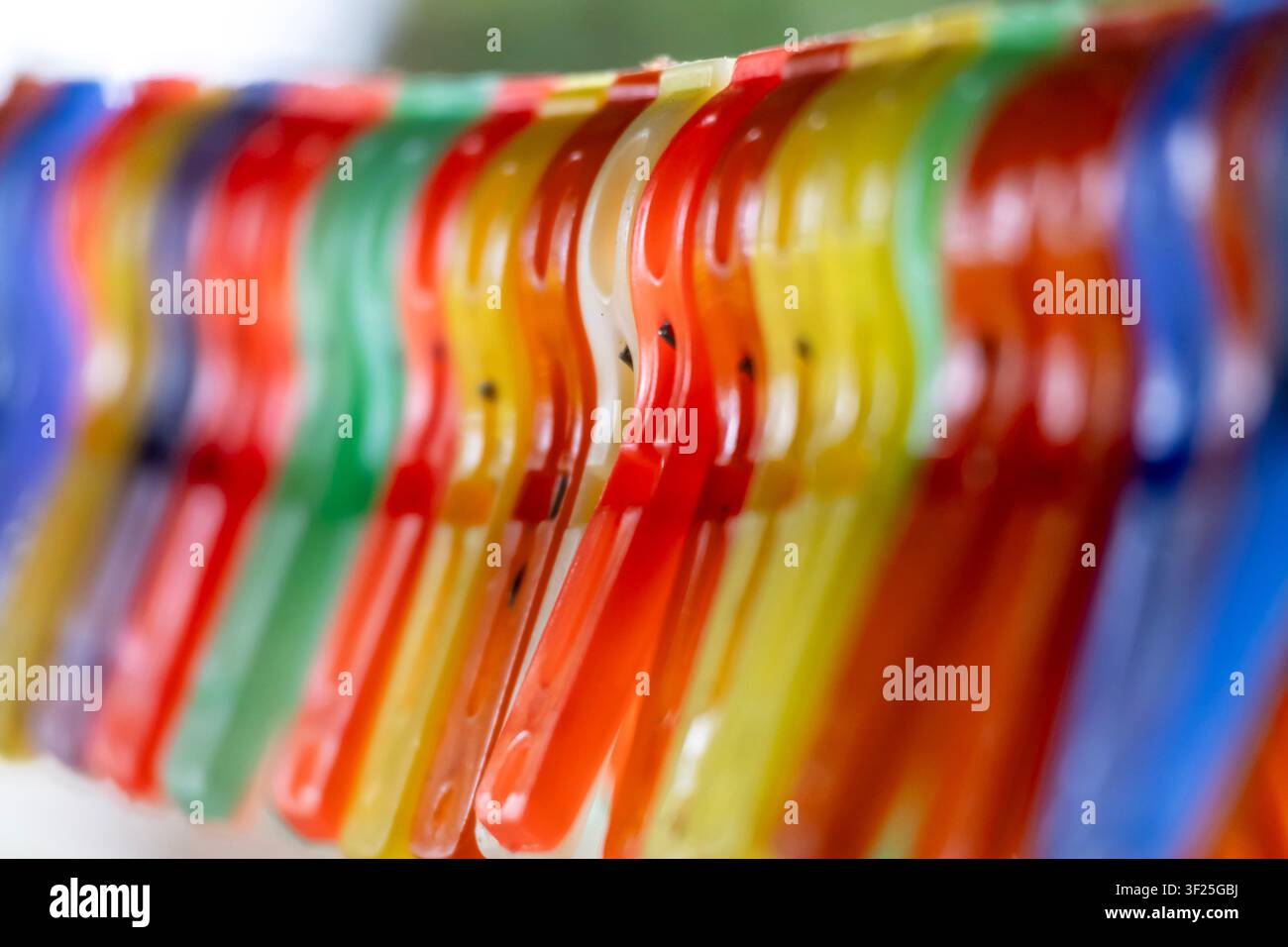 Künstlerisches Konzept Wäscheklammer in einer Reihe, die die Farben wie in einem Regenbogen am Himmel zeigt. Stockfoto