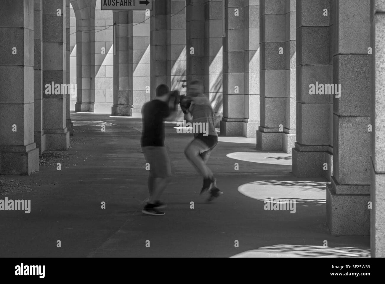 Zwei Männer boxen in der Arkade des Kongresssaals, unvollendetes nationalsozialistisches Monumentalgebäude auf dem Reichsparteitagsgelände, Schwarzweiß Stockfoto