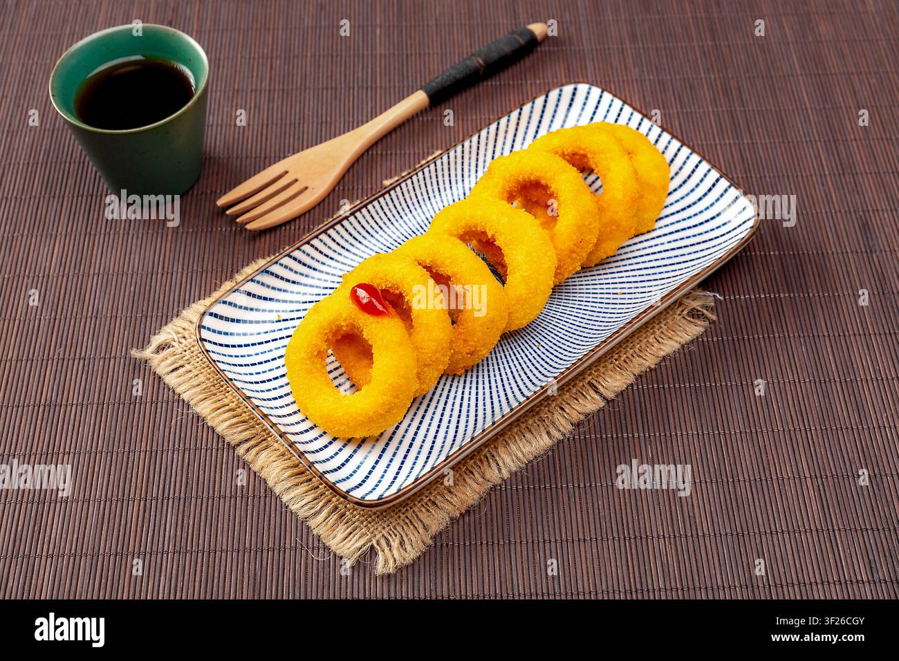 Frittierte Knusprige Zwiebelringe, Golden Crunchy Breaded Zwiebelvorspeise Stockfoto