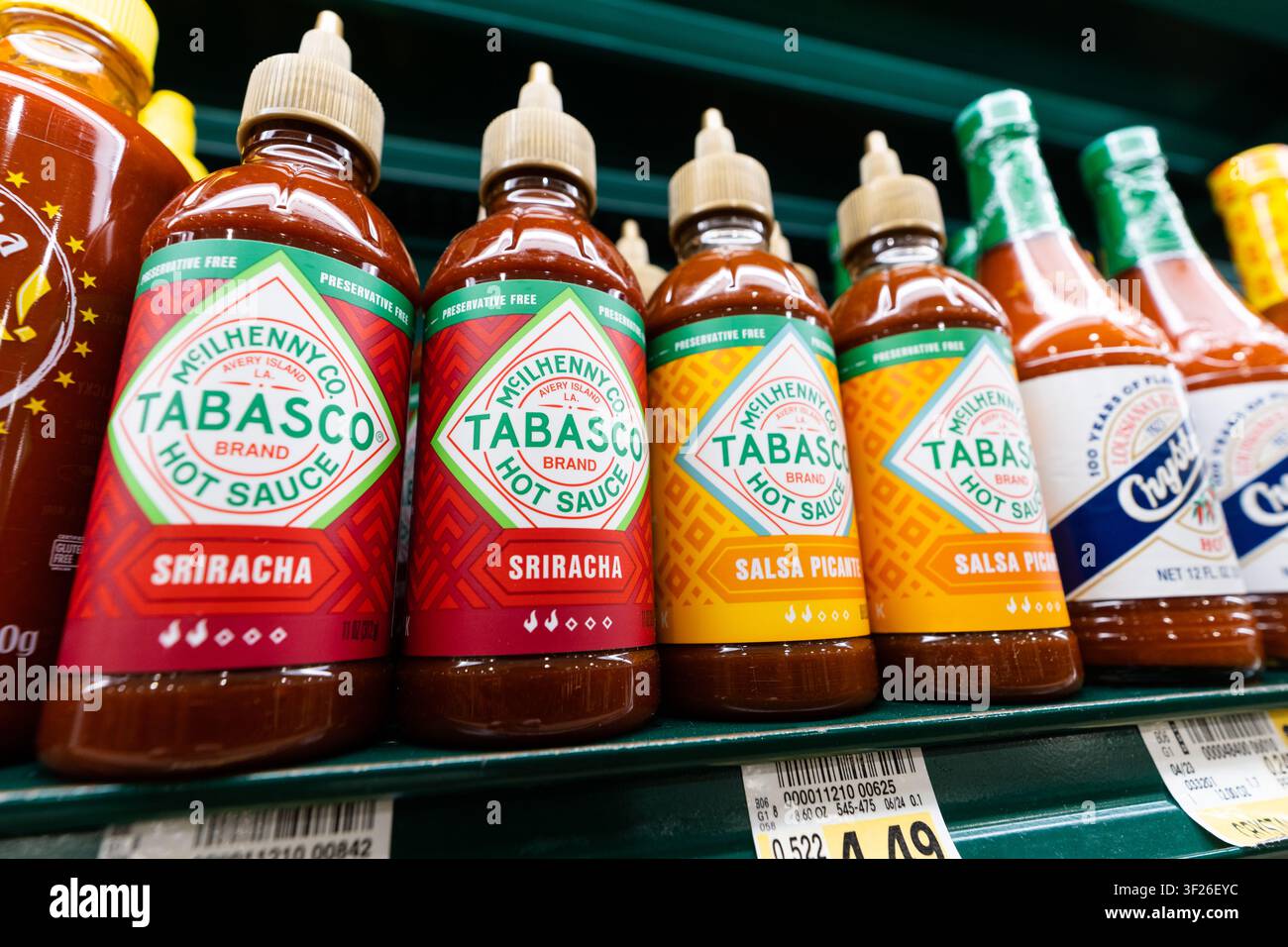 Tabasco Sriracha Hot Chili Sauce Flasche auf einem Supermarktregal mit scharfer Knoblauchpfeffersauce Stockfoto